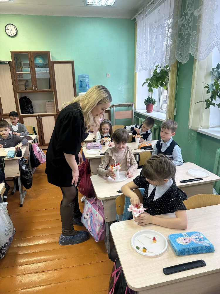 7 марта состоялся мастер класс по изготовлению вкусных стаканчиков для 2 «А» класса школы №3 города Луги.